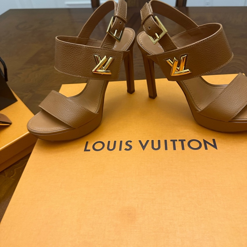 Louis Vuitton tan hills. Very nice you, very comfortable. Love them a lot